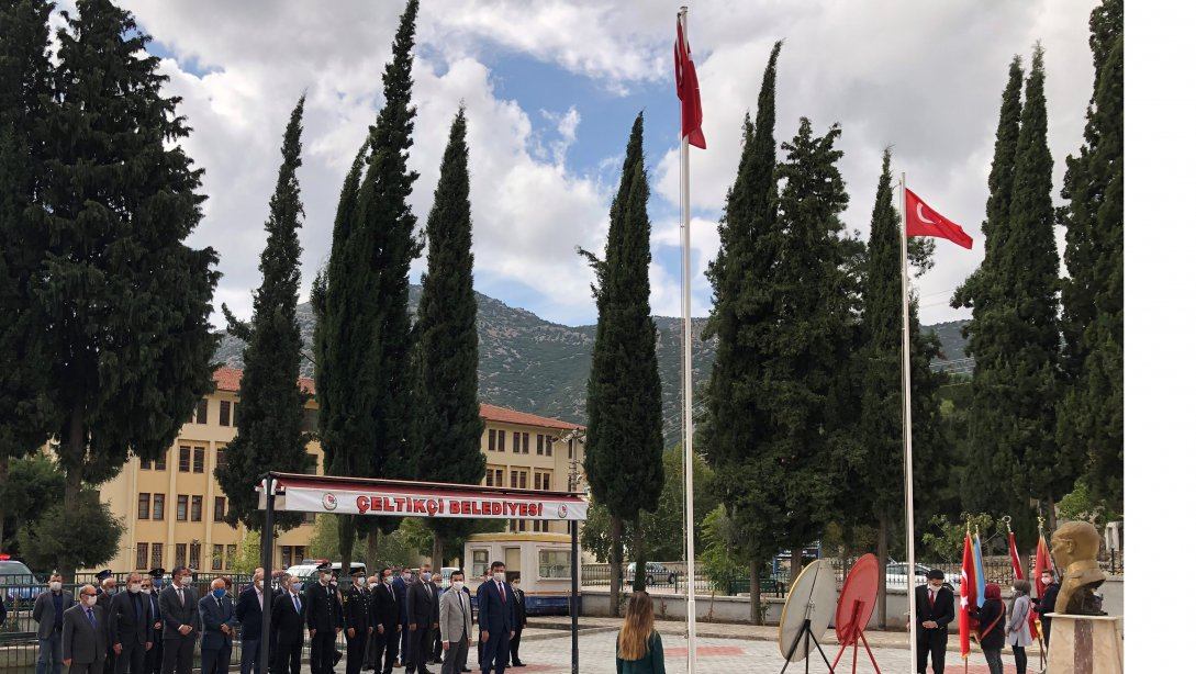 29 Ekim Cumhuriyet Bayramı kapsamında ilçemiz Atatürk Anıtı'na çelenk sunma töreni yapıldı.