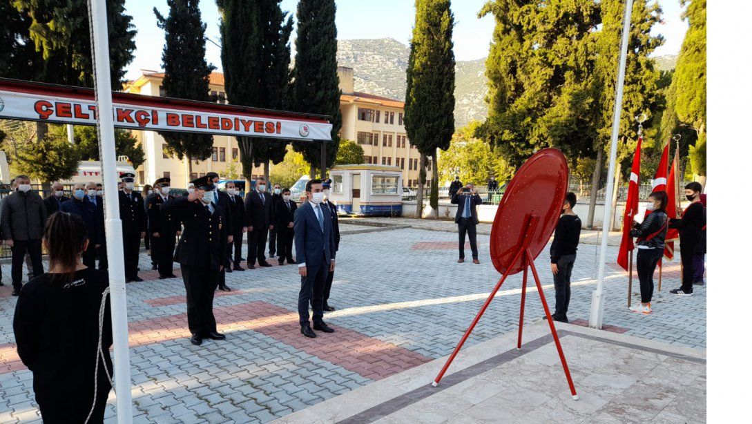 10 Kasım Atatürk'ü Anma Günü kapsamında ilçemiz Atatürk Anıtı'na çelenk sunma töreni gerçekleştirildi.