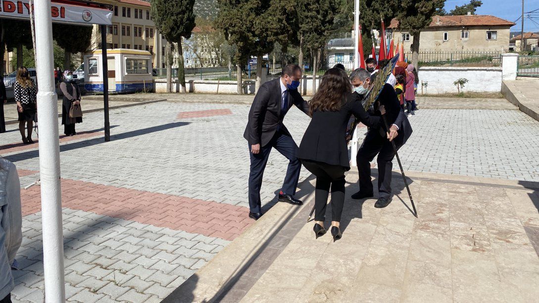 23 Nisan Ulusal Egemenlik ve Çocuk Bayramı Kapsamında İlçemiz Atatürk Anıtı'na Çelenk Sunuldu