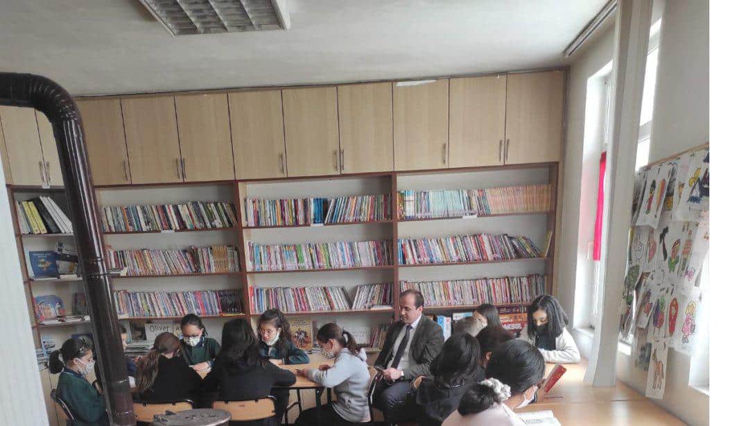 28 Mart-3 Nisan Kütüphaneler Haftası Etkinlikleri kapsamında, İlçe Milli Eğitim Müdürümüz Sayın Mustafa Başer ilçemiz kütüphanesinde öğrencilerimiz ile bir araya geldi.