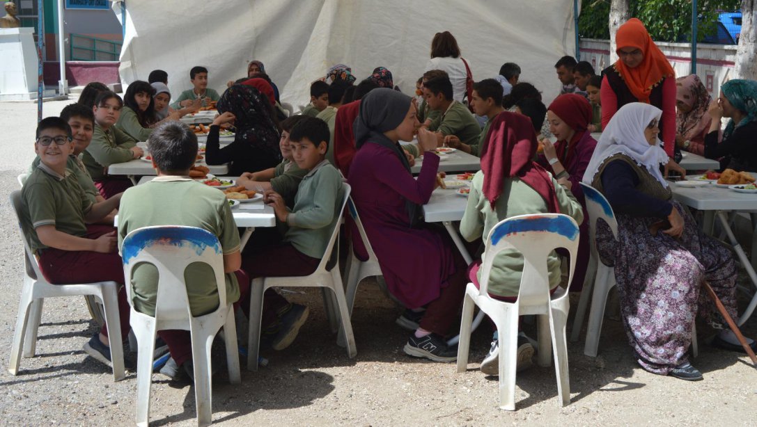 Şehit Hüseyin Mertoğlu İmam Hatip Ortaokulu'nun Kahvaltı Etkinliği